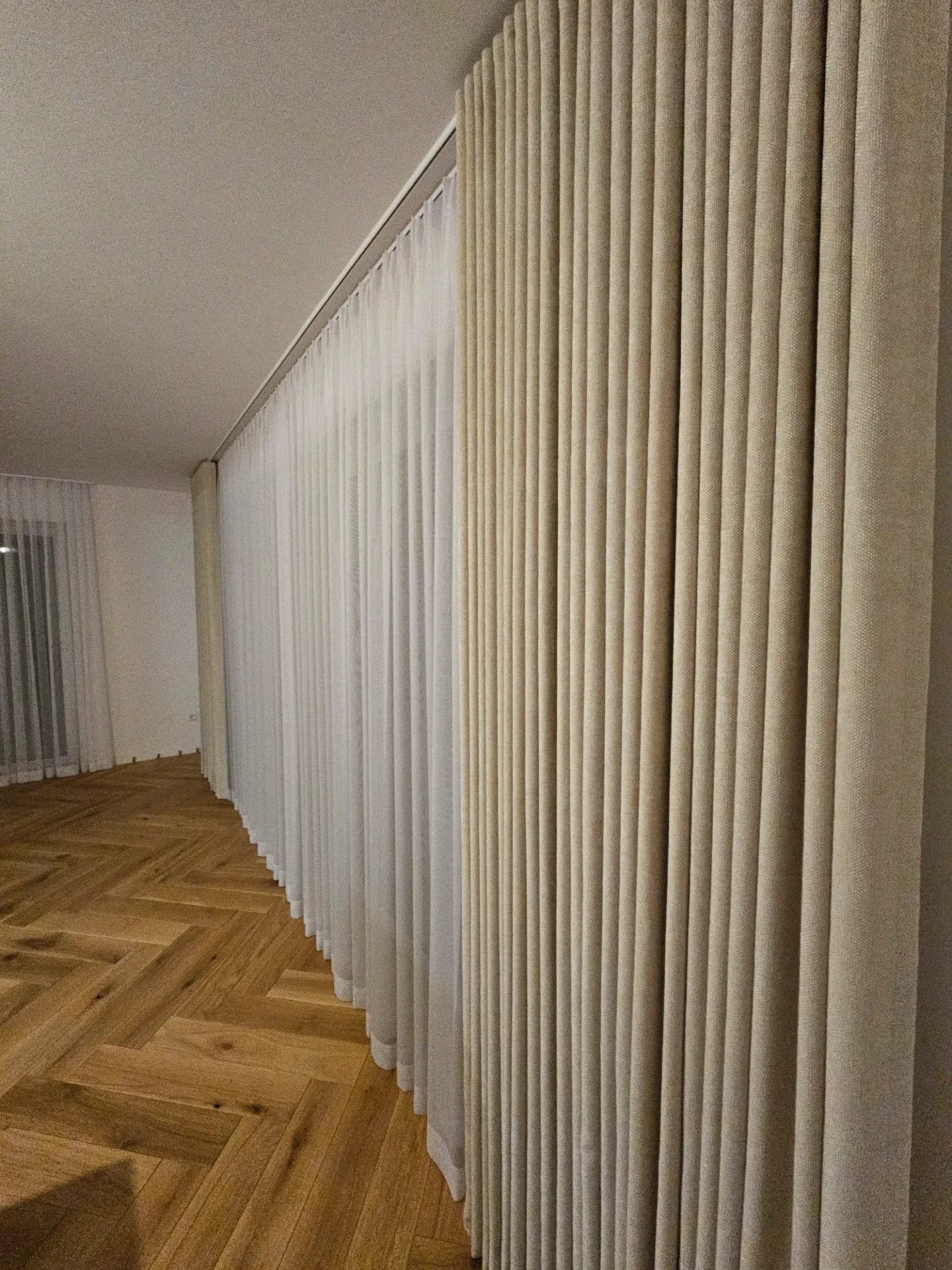 efekt montażu zasłon i karniszy okiennych (10)