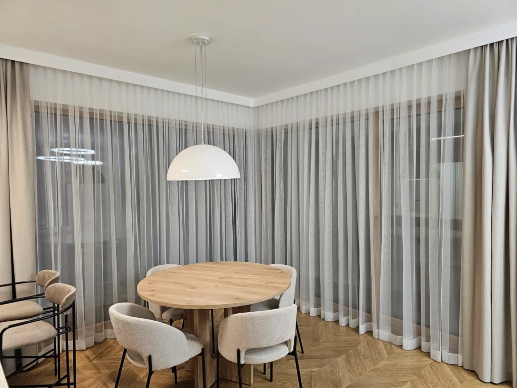 efekt montażu zasłon i karniszy okiennych (7)